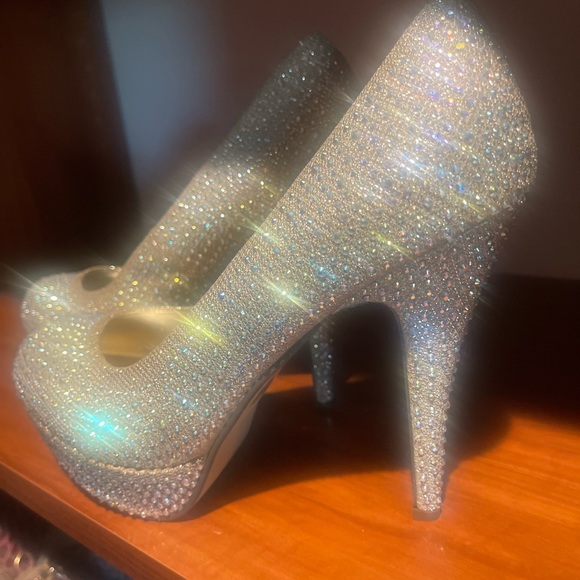 LIKE NEW: Never worn, Pierre Dumas Gold w/ Rhinestones, 5” Pumps, Size 11 - Picture 3 of 5
